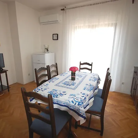 Alex By El-pi Tours Njivice